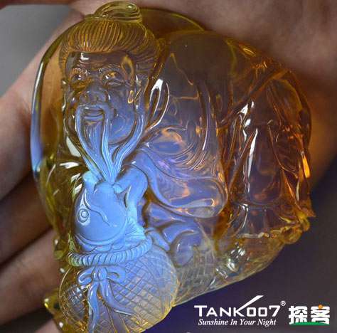 網(wǎng)上用紫光手電鑒定琥珀的帖子這么多，哪個(gè)是真假？