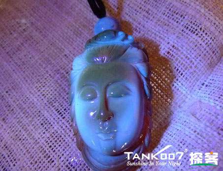 網(wǎng)上用紫光手電鑒定琥珀的帖子這么多，哪個(gè)是真假？